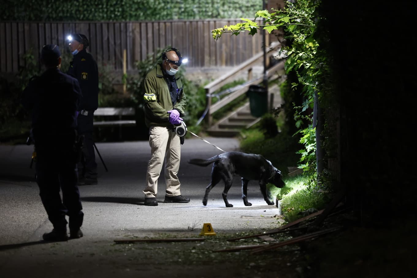 Polis på plats efter en explosion utanför en bostad i stadsdelen Hovsjö i Södertälje. Foto: Stefan Jerrevång/TT