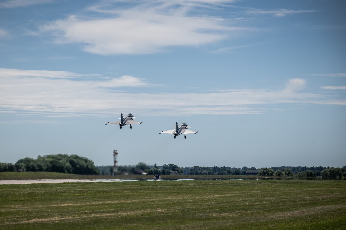 Två Gripen av modell E lyfter från flygbasen Såtenäs. Arkivbild. Foto: Joakim Ståhl/SvD/TT