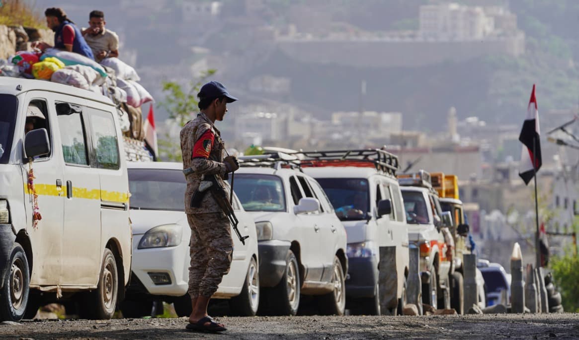 En Huthimilis patrullerar i Taiz i södra Jemen. Arkivbild. Foto: Abdulnasser Alseddik/AP/TT