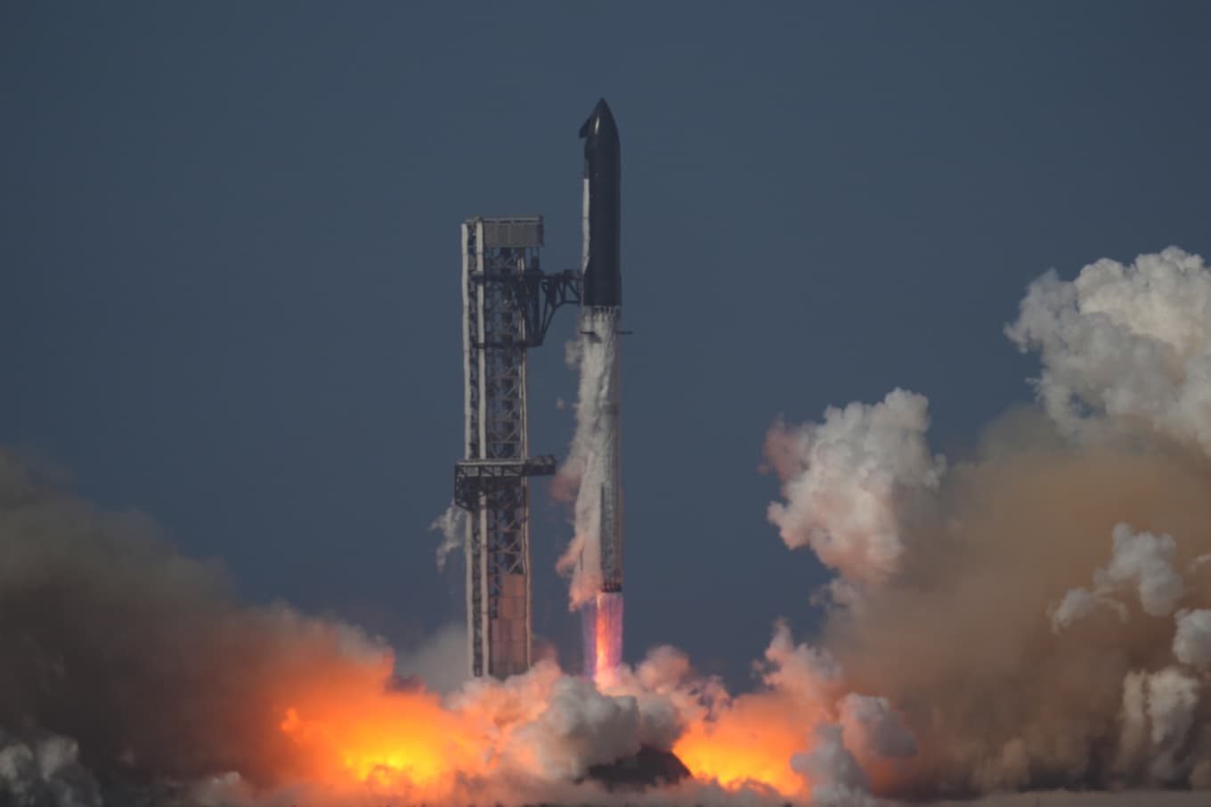 Starship väntade på att skjutas upp under fredagen. Foto: Eric Gay/AP/TT