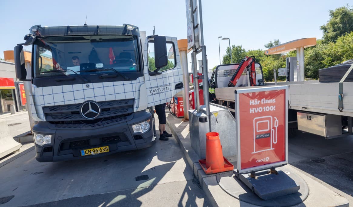 En dansk lastbil tankar i Vintrie, nära brofästet, innan den kör över Öresundsbron till Danmnark. Foto: Andreas Hillergren/TT