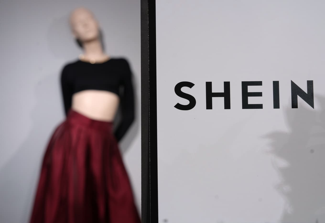 Kläder från Shein visas upp i en butik i Paris, Frankrike. Arkivbild. Foto: Aurelien Morissard/AP/TT