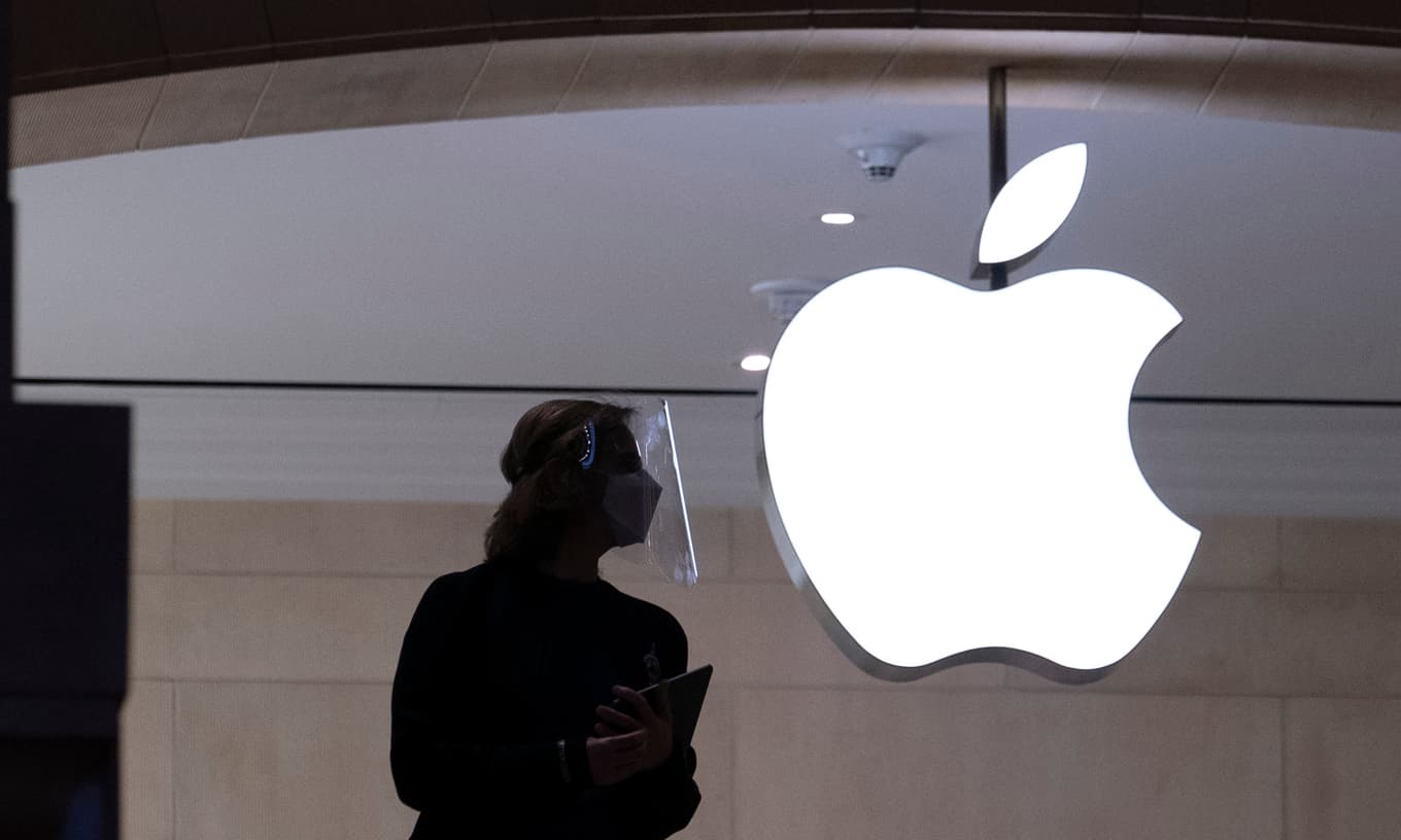 Apple är störst, men inte först att nå 5 biljoner dollar. Arkivbild. Foto: Mark Lennihan/AP/TT