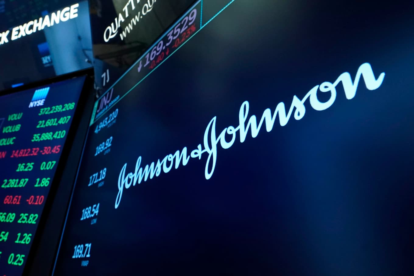 Johnson & Johnson ingår en förlikning. Foto: Richard Drew/AP/TT