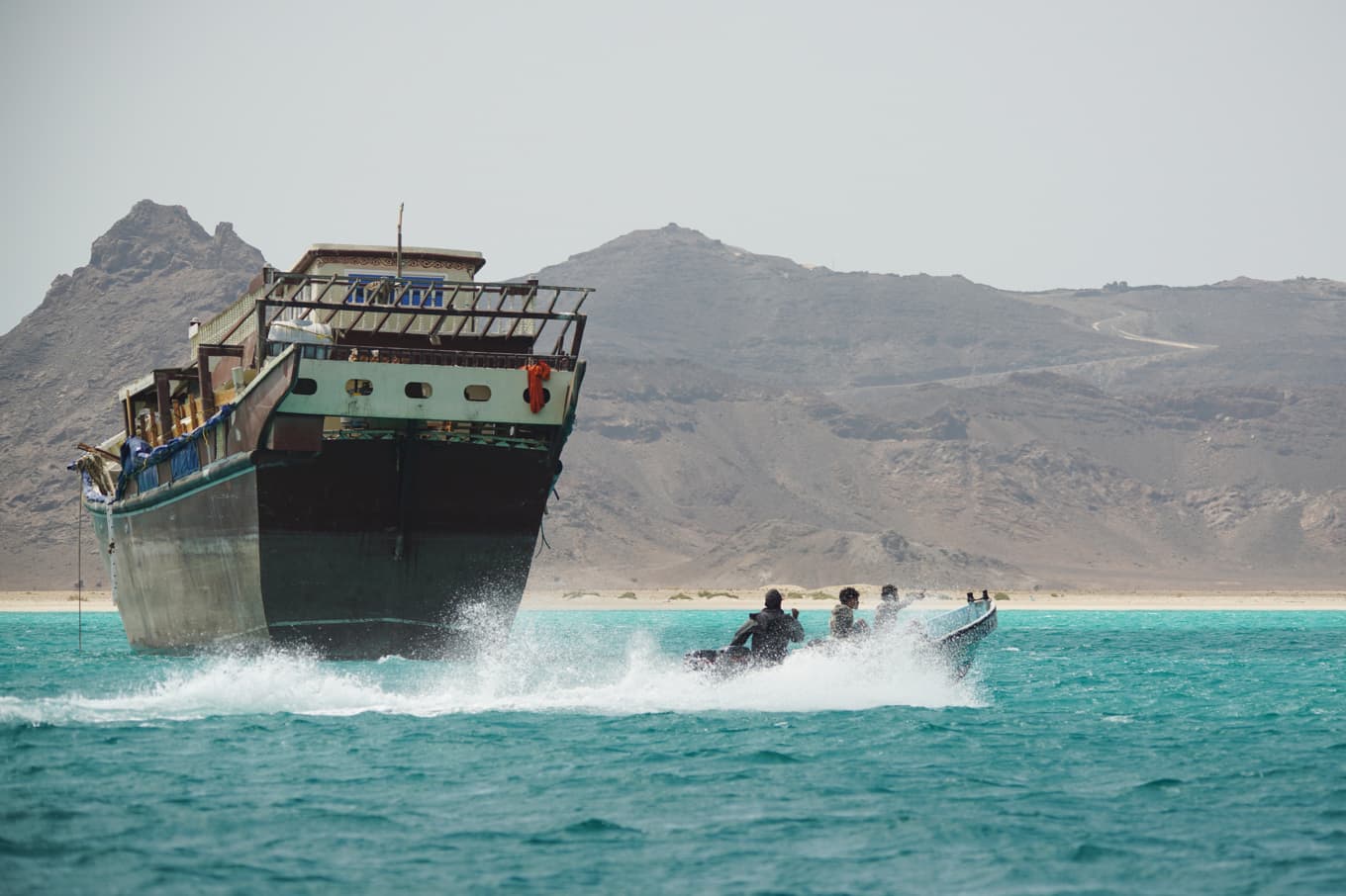 En fiskebåt från Jemen åker förbi ett fraktfartyg i Bab el-Mandeb-sundet. Arkivbild från april i år. Foto: Abdulnasser Alseddik/AP/TT