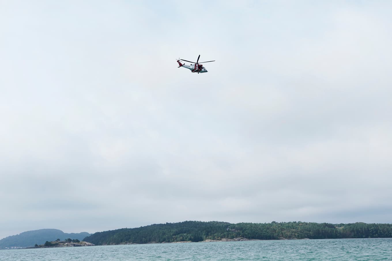 Räddningshelikopter som deltog i sökandet utanför Rörtången i Kungälvs kommun under onsdagen. Foto: Björn Larsson Rosvall/TT