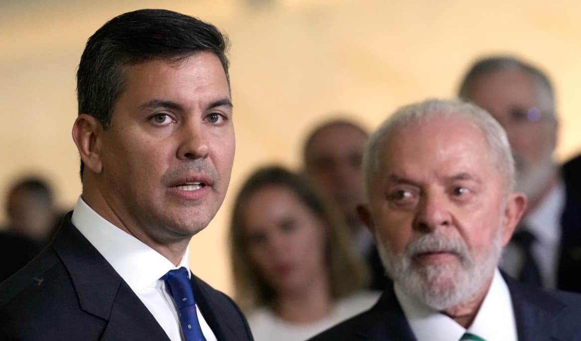 Paraguays president Santiago Peña och Brasiliens Luiz Inácio Lula da Silva är oense om ländernas krig på 1800-talet. Arkivbild. Foto: Eraldo Peres/AP/TT