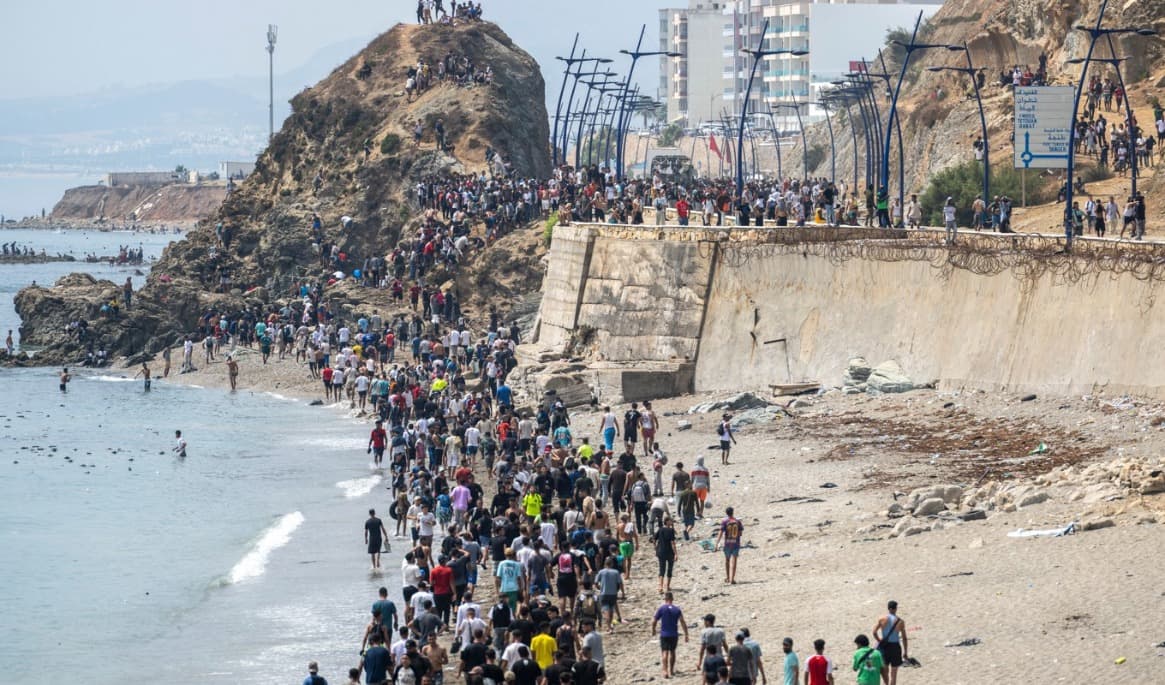 Människor nära gränsen under fredagen. Foto: STR/AP/TT