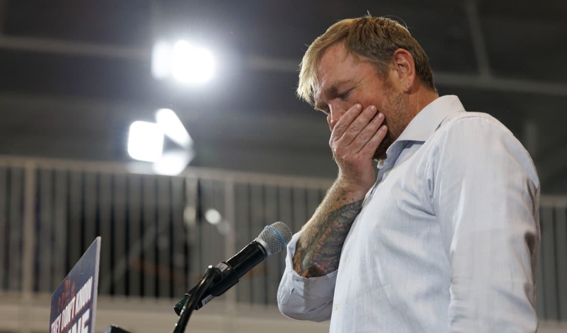 Den demokratiske senatskandidaten Graham Platner försvarades länge av en rad ledande demokrater, men tvingades i förra veckan till slut avgå efter att uppgifter om våldtäkter kommit ut. Foto: C.J. Gunther/Getty Images