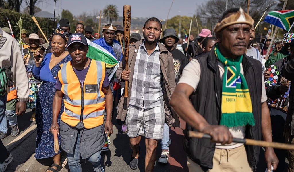 Personer som protesterar mot invandring i Norwood, Sydafrika. Foto: Emmanuel Croset/AFP via Getty Images