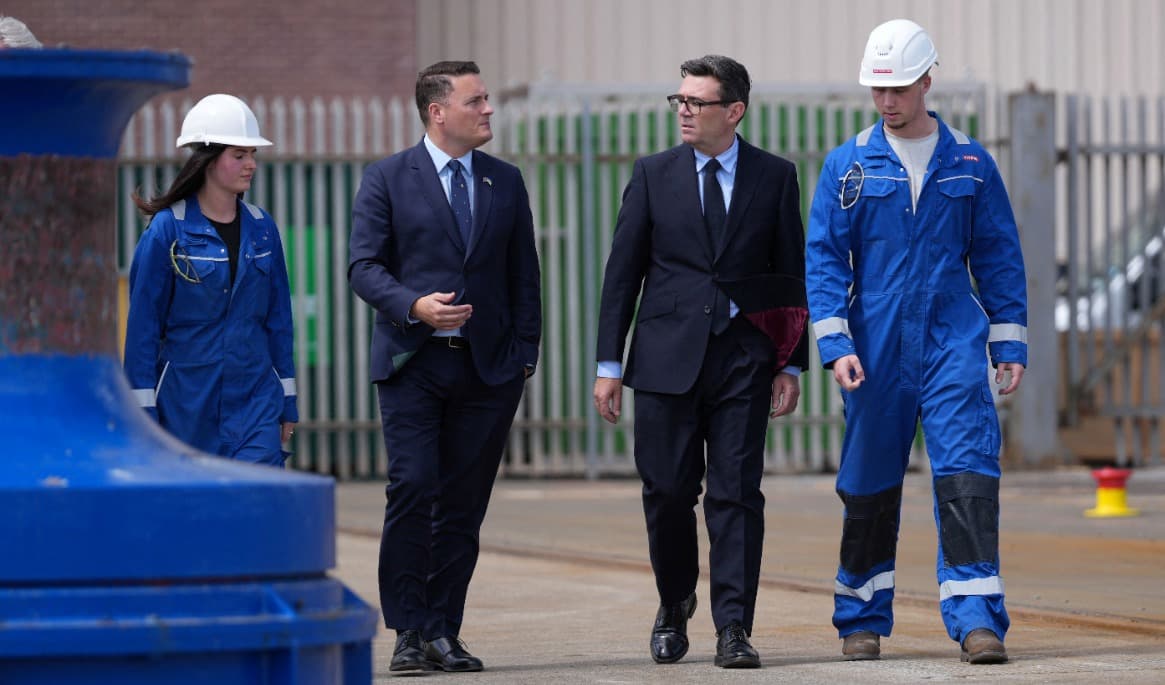 Storbritanniens försvarsminister Wes Streeting och premiärminister Andy Burnham besöker försvarsindustriföretaget BAE Systems den 30 juli. Foto: Christopher Furlong/POOL/AFP via Getty Images