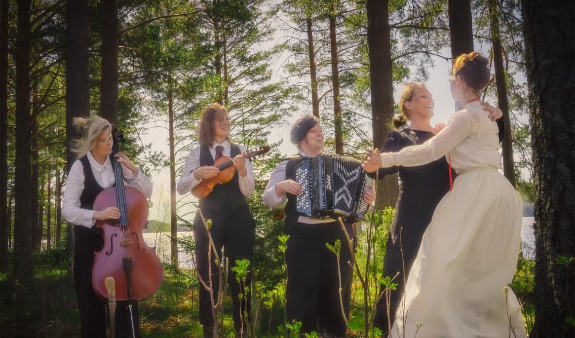 Ensemblens fem musiker och skådespelare utlovar en unik upplevelse på Hildasholm i gränslandet mellan verklighet och fantasi. Foto: Lina Rörvall