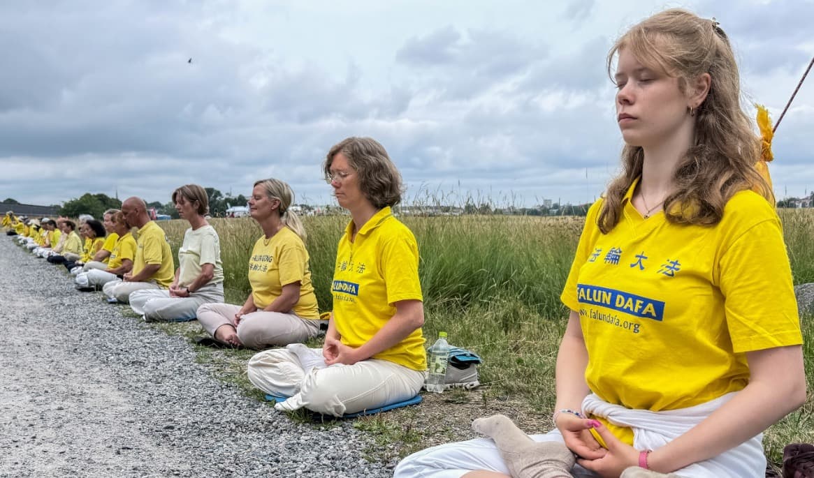 Svenska Falun Gong-utövare mediterar i protest utanför den kinesiska amassaden i Stockholm. Foto Li Zhihe
