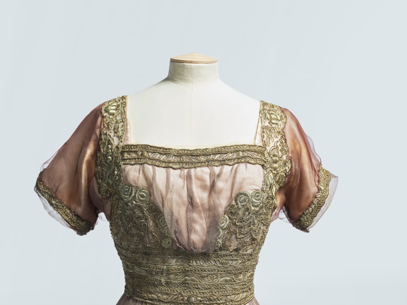 Handbroderad sidenklänning som har tillhört Maria Pavlovna, cirka 1908–1910. foto: Björn Dahlgren/ Sörmlands museum