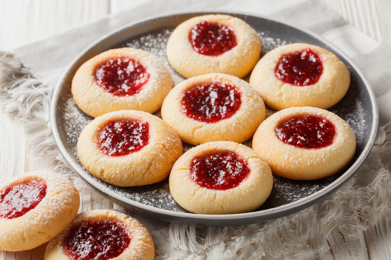 Från 1880 till 1980 bakades småkakor i nästan alla svenska hem. Sedan dess har det blivit glesare mellan småkakorna på kaffefaten, menar kåsören. Foto: Sergii Koval/Shutterstock