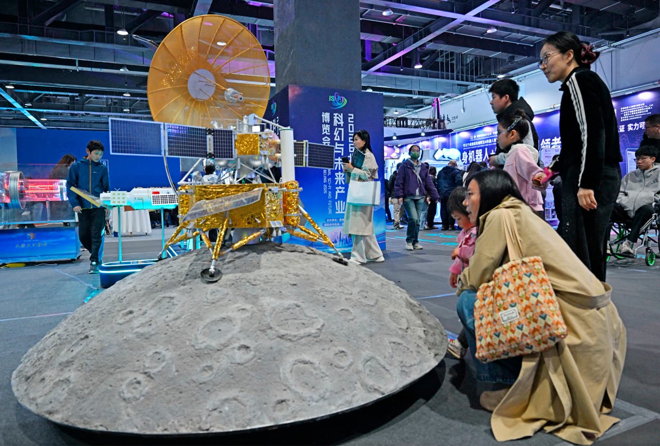 Besökare tittar på en modell från månexpeditionen Chang’e 6 i Peking. Rymdprogrammet kan användas för att höja stämningen i landet, enligt en försvarsforskare. Foto: Adek Berry/AFP via Getty Images