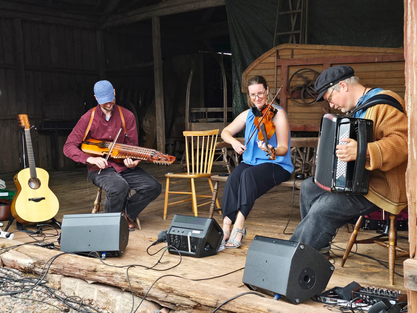 Folkmusiktrion Fredros, med Oskar Reuter (gitarr, nyckelharpa) Jonathan Larsson (dragspel) och Nina Pérez (fiol), framträdde under konsertvandringarna i Ornunga. Foto: Jenny Ljungkvist