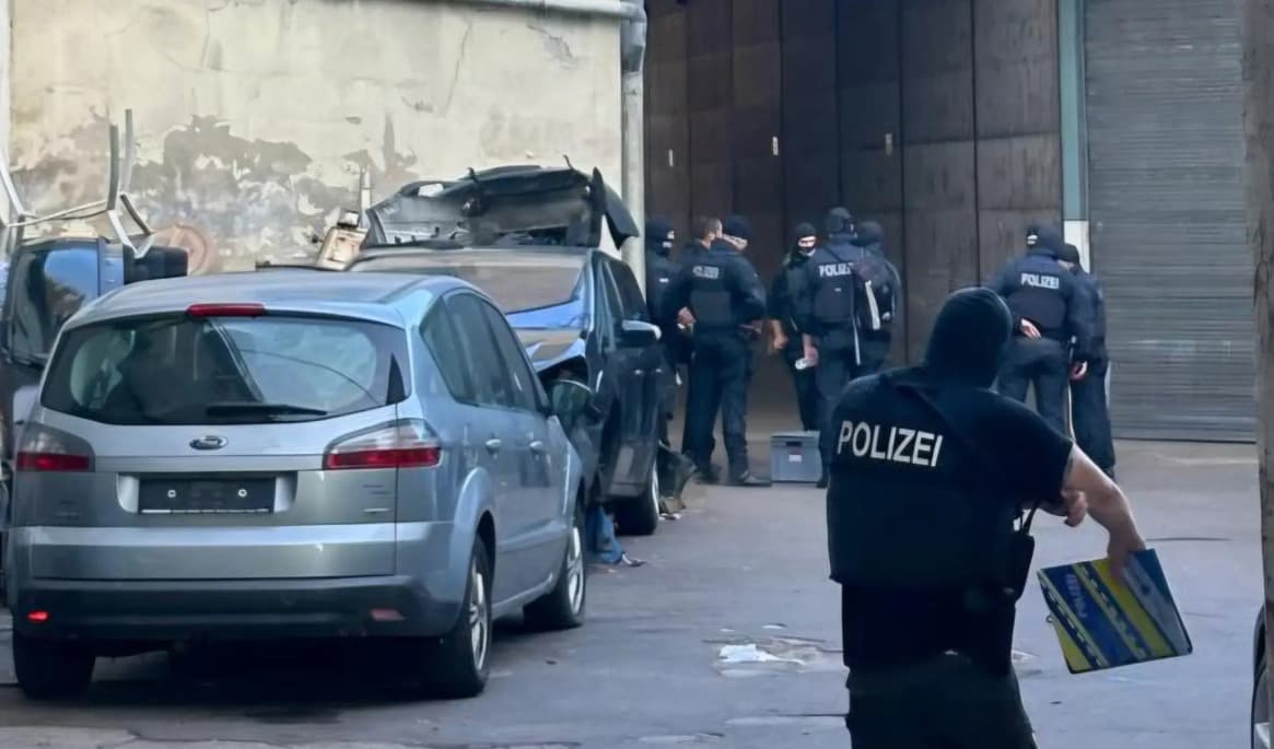 Tysk polis slår till med ett människosmugglarnätverk. Foto: Europol