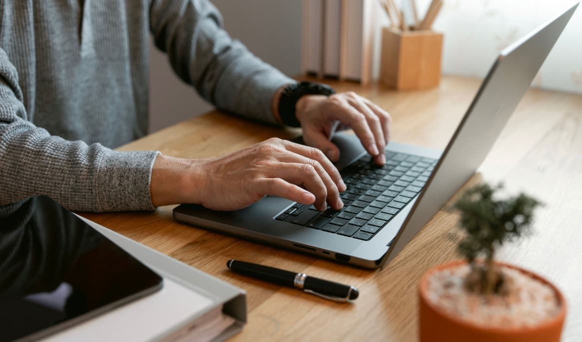 Födelsedatum och ens hemadress som man delar på internet kan användas för identitetsbedrägerier eller säljas vidare till kriminella. Foto: Shutterstock