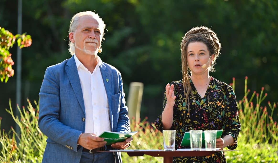 Miljöpartiets språkrör Daniel Helldén och Amanda Lind sommartalar i Lilla Blecktornsparken i Stockholm. Foto: Christine Olsson/TT