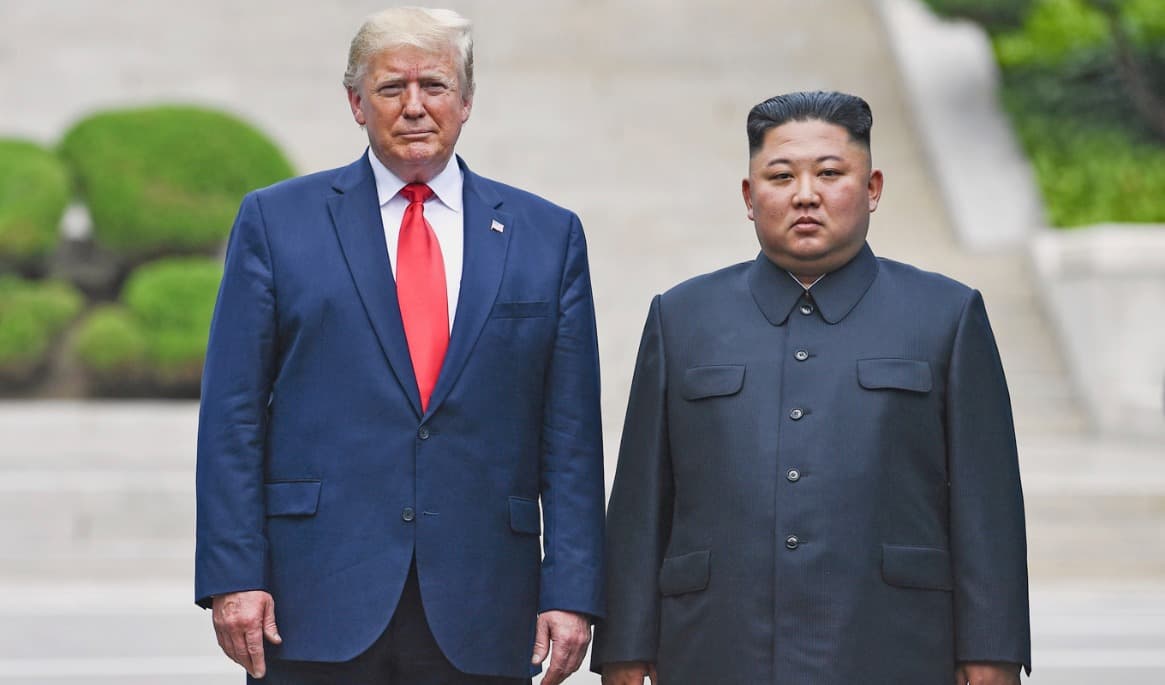 USA:s president Donald Trump och Nordkoreas ledare Kim Jong-un på gränsen mellan Nord- och Sydkorea 2019. Nu tycks ett nytt möte kunna bli av. Foto: Brendan Smialowski/AFP via Getty Images