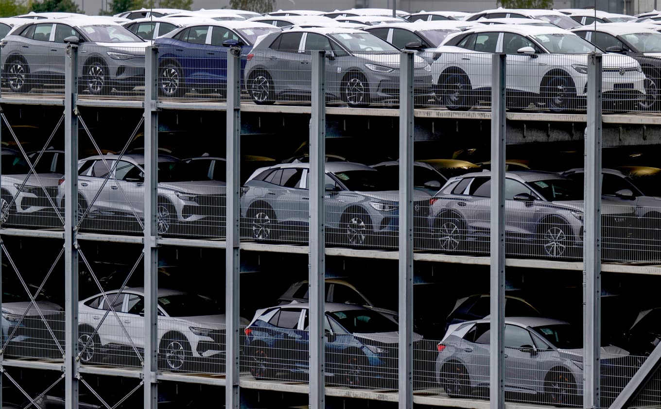 Volkswagenkoncernens elbilar står uppradade. Arkivbild. Foto: Hendrik Schmidt/AP/TT