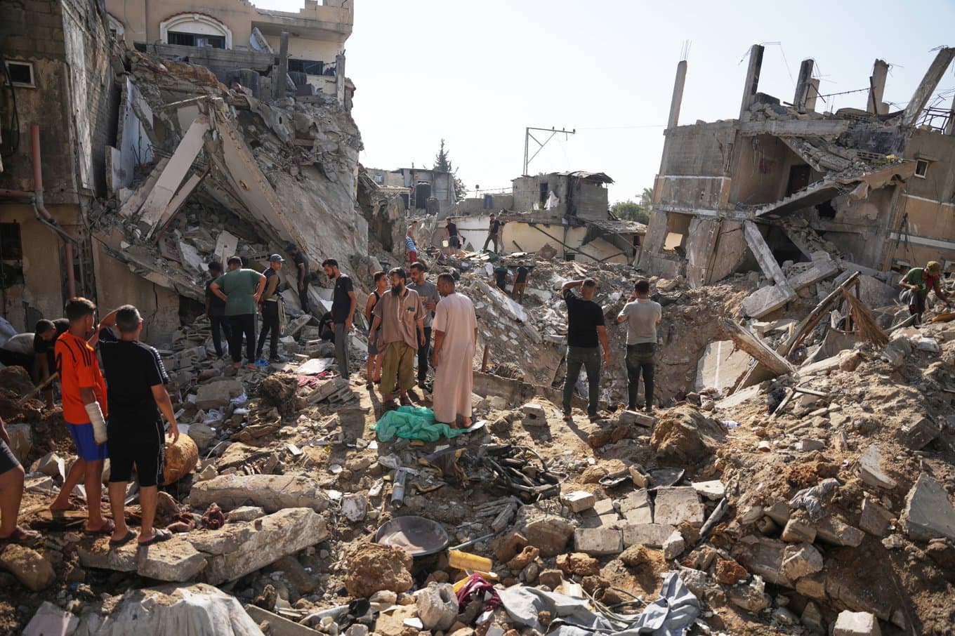 Palestinians inspect destroyed buildings at the scene of an Israeli airstrike, at al-Maghazi refugee camp, central Gaza Strip, Saturday, Aug. 1, 2026. (AP Photo/Abdel Kareem Hana) NN119 Foto: Abdel Kareem Hana/AP/TT