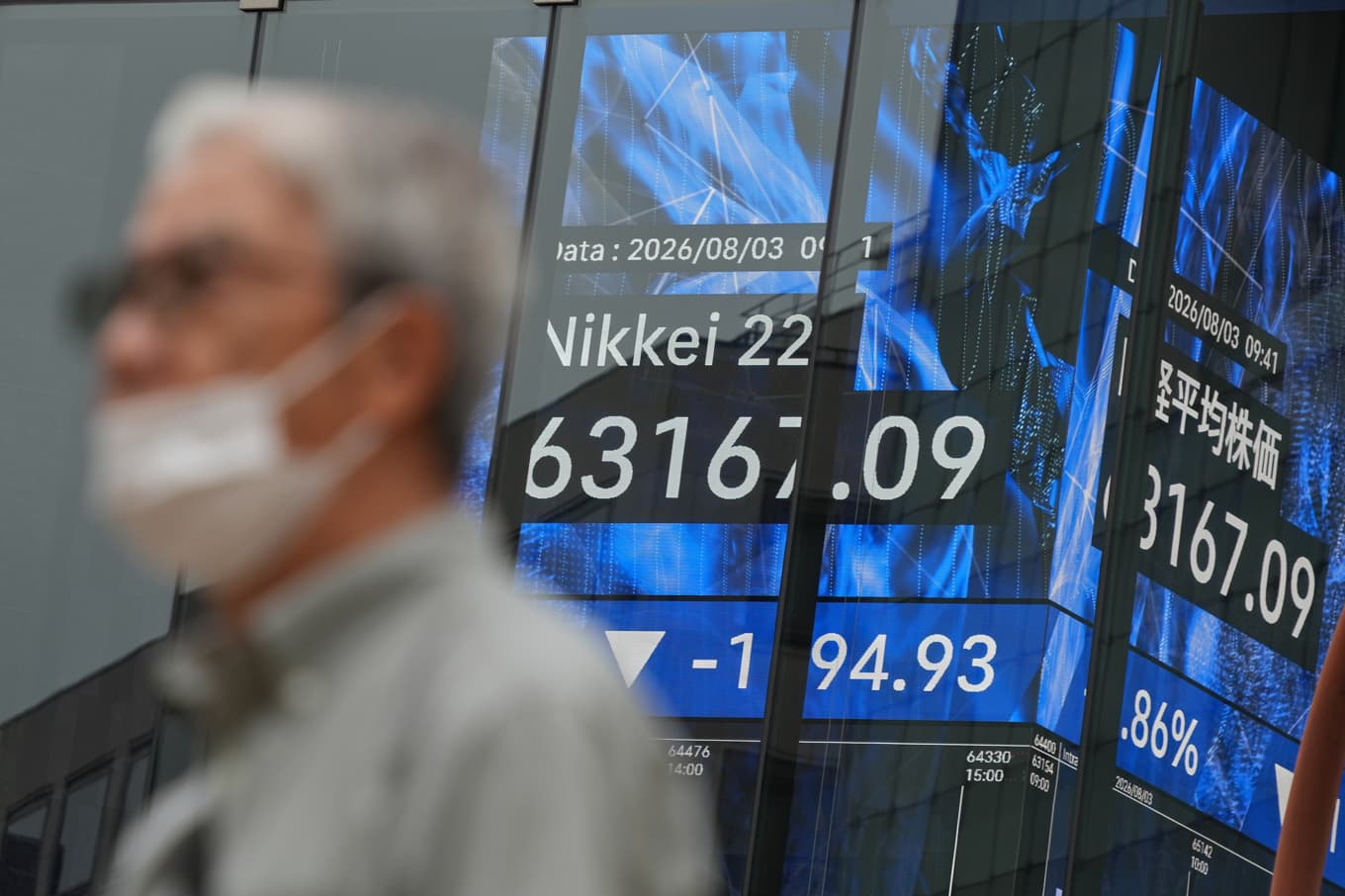 Börsskärmar i Tokyo visar måndagens börsutveckling. Foto: Eugene Hoshiko /AP/TT