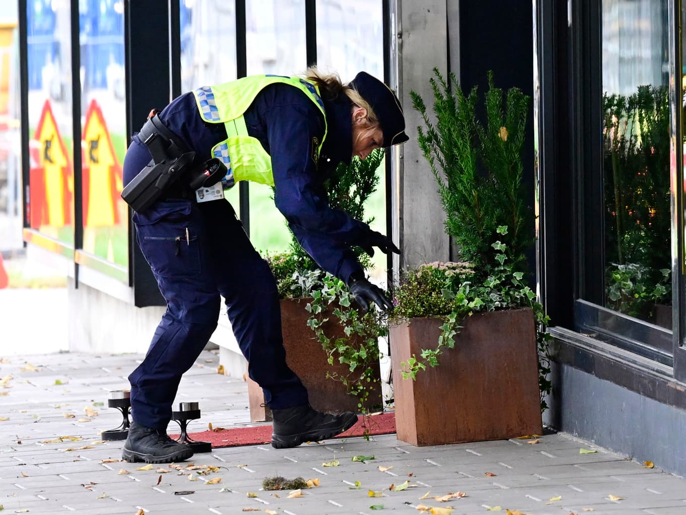 Polis som sökte av området kring brottsplatsen i Gävle i oktober i fjol. Foto: Jonas Ekströmer/TT