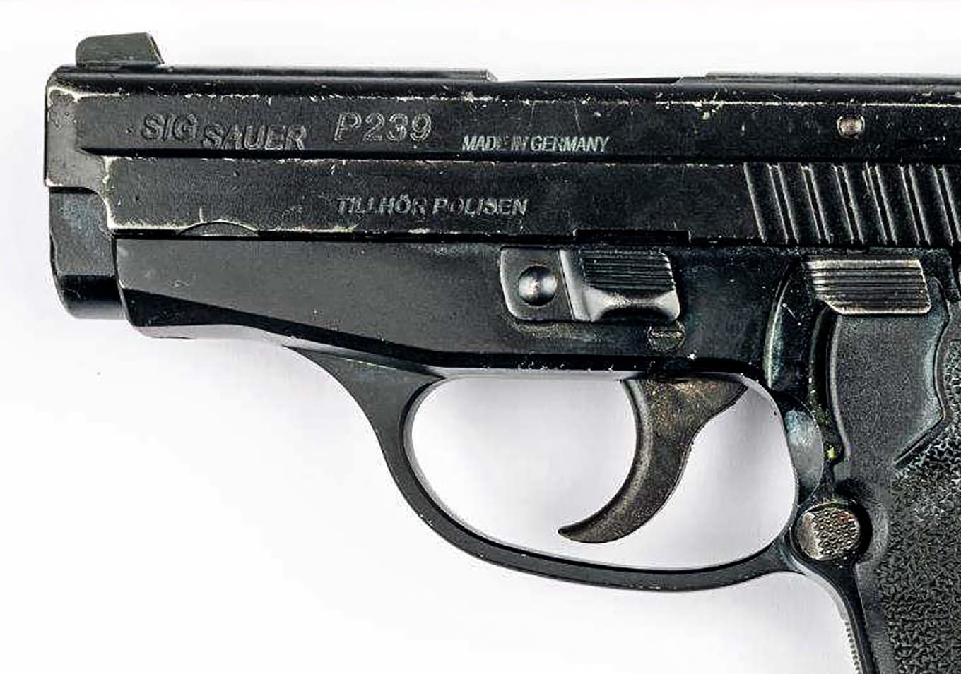 Bild ur polisens förundersökning föreställande den halvautomatiska pistol av märket Sig Sauer, som är märkt "Tillhör Polisen" på pipan. Foto: Polisen