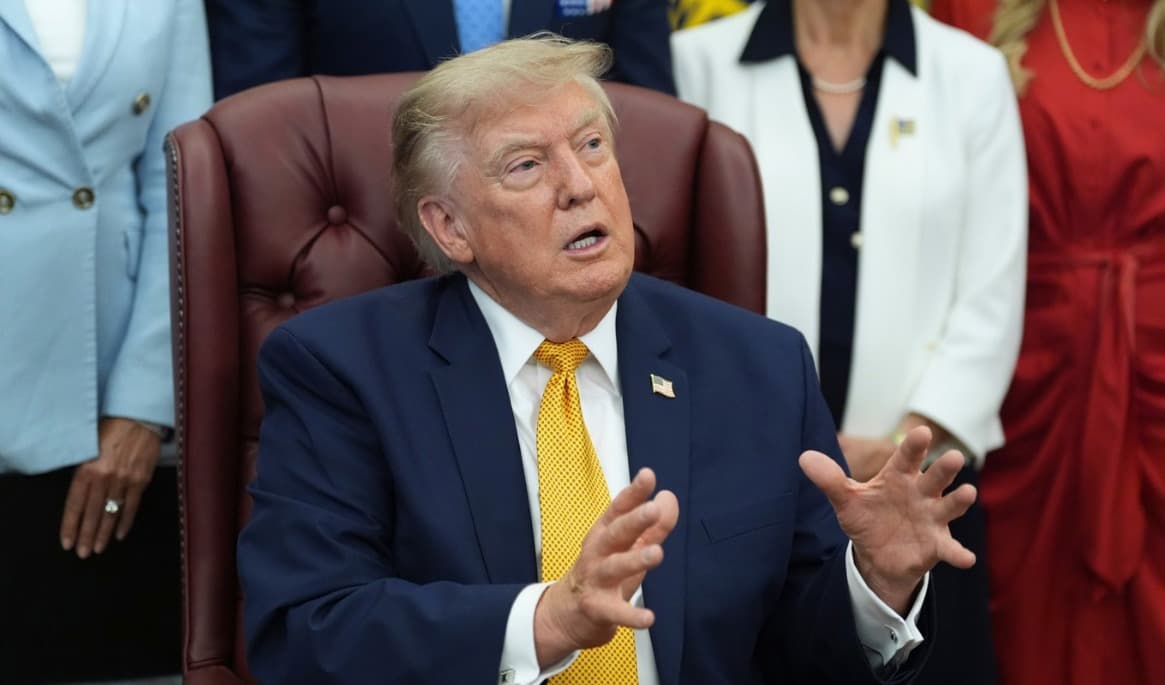 President Donald Trump under ett möte i Vita huset på måndagen där även pressen deltog. Foto: Alex Brandon /AP/TT