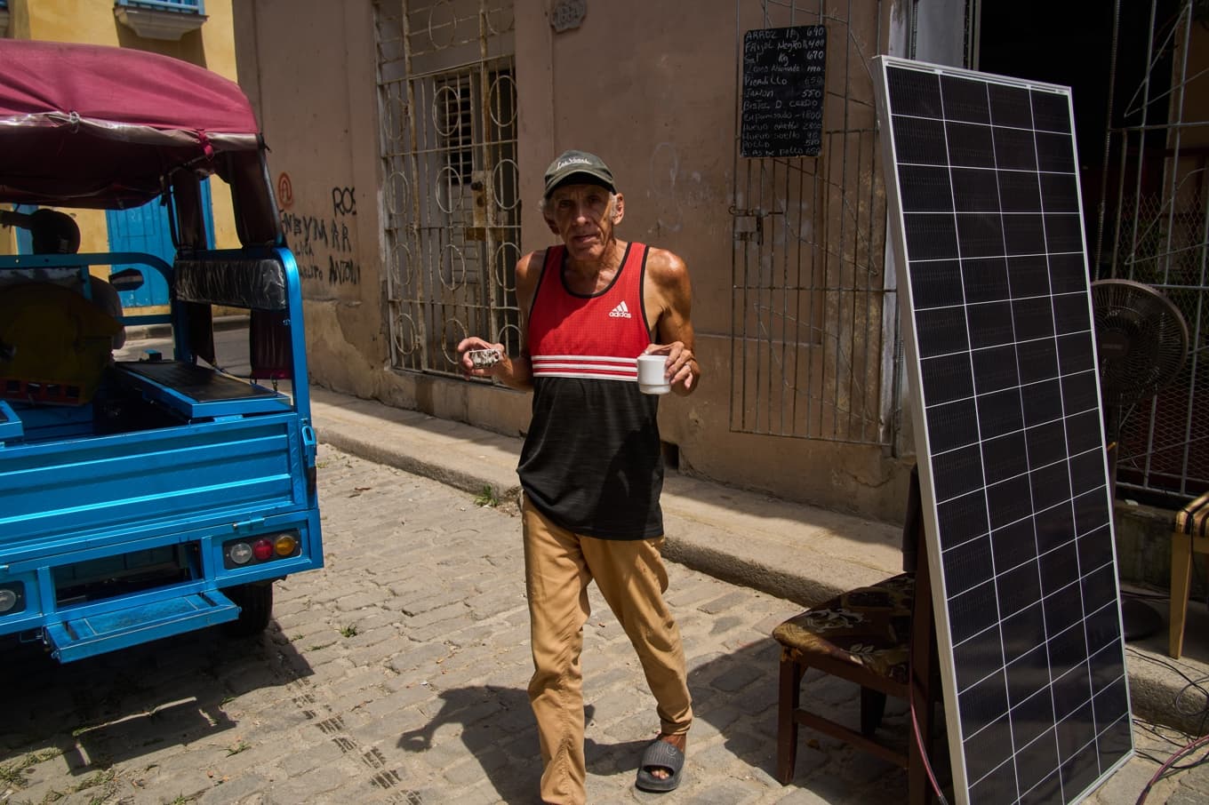 De som fått tag på solpaneler klarar sig bättre under Kubas ständiga elavbrott. Bild tagen i centrala Havanna tidigare i sommar. Foto: Ramon Espinosa/AP/TT