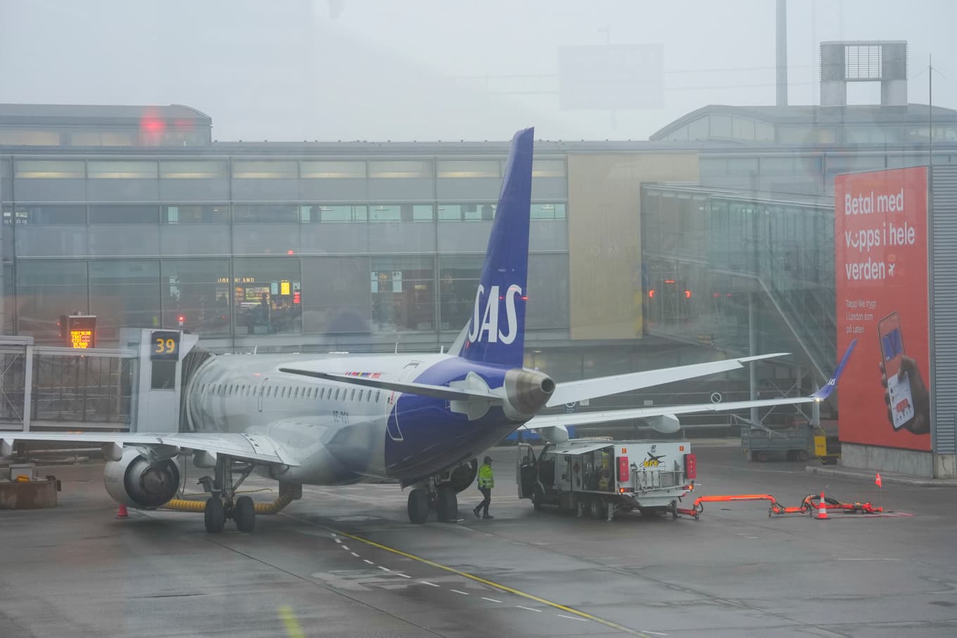 Ett SAS-plan som tankas inför avfärd från Oslo. Arkivbild. Foto: Lise Åserud/NTB/TT