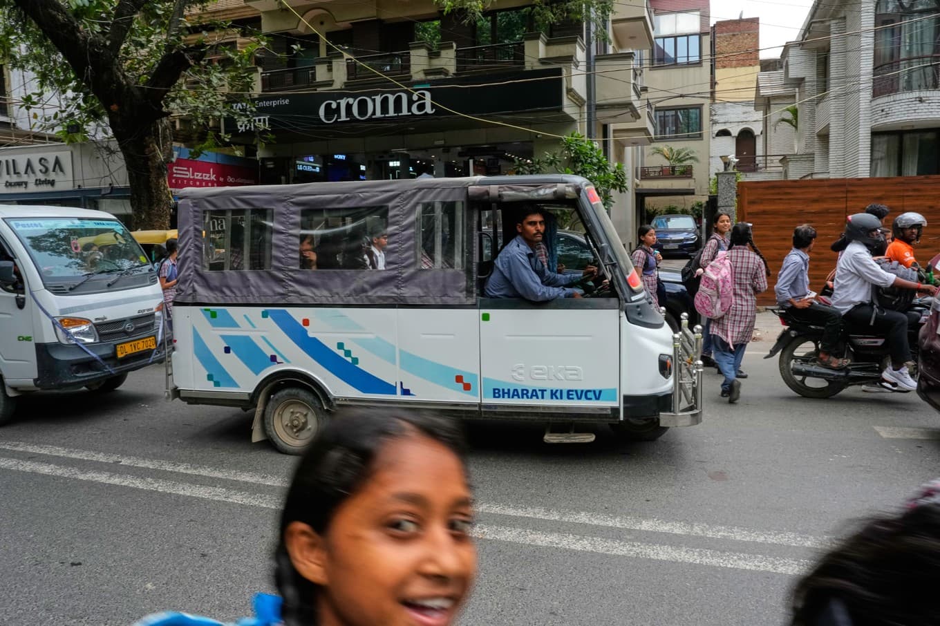 I dag är drygt vart 20:e motorfordon i Delhi-området avgasfritt. Här syns ett av dem, en eldriven så kallad rickshaw. Foto: Manish Swarup/AP/TT