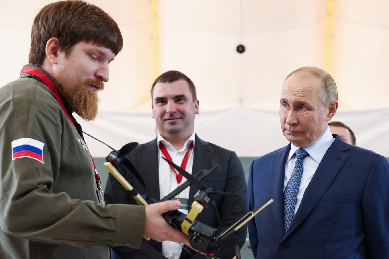 Uralvagonzavods vd, Vladimir Tkatjuk, till vänster, tillsammans med president Vladimir Putin. Arkivbild. Foto: Valeriy Sharifulin/AP/TT