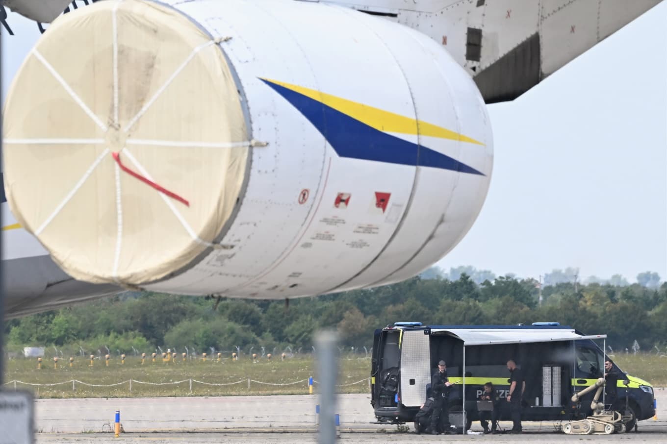 Polisens forensiska enhet på plats vid Leipzig-Halle flygplats i Schkeuditz, strax norr om Leipzig i östra Tyskland. Foto: Hendrik Schmidt/AP/TT