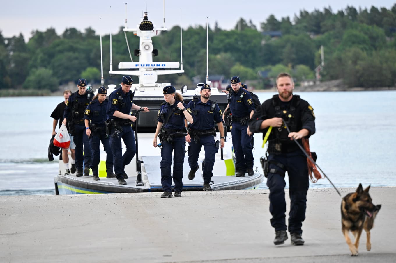 Polis på plats med sökhund efter att en kvinna hittats död på en ö i Stockholms skärgård. Foto: Anders Wiklund/TT