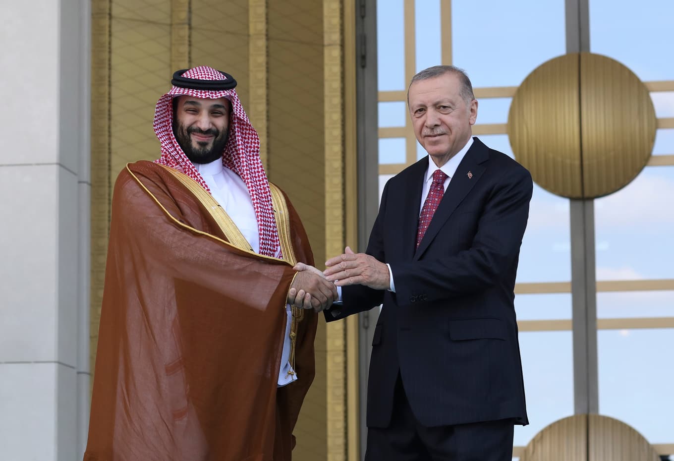 Saudiarabiens kronprins Mohammed bin Salman hälsar på Turkiets president Recep Tayyip Erdogan i Ankara 2022. Nu ska ledarna träffas i Jidda. Foto: Burhan Ozbilici/AP/TT