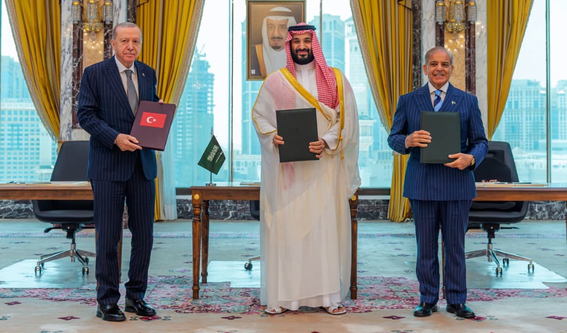 Turkiets president Recep Tayyip Erdogan, Saudiarabiens kronprins Mohammed bin Salman och Pakistans premiärminister efter att ha skrivit under avtalet. Foto: Saudi Press Agency via AP/TT