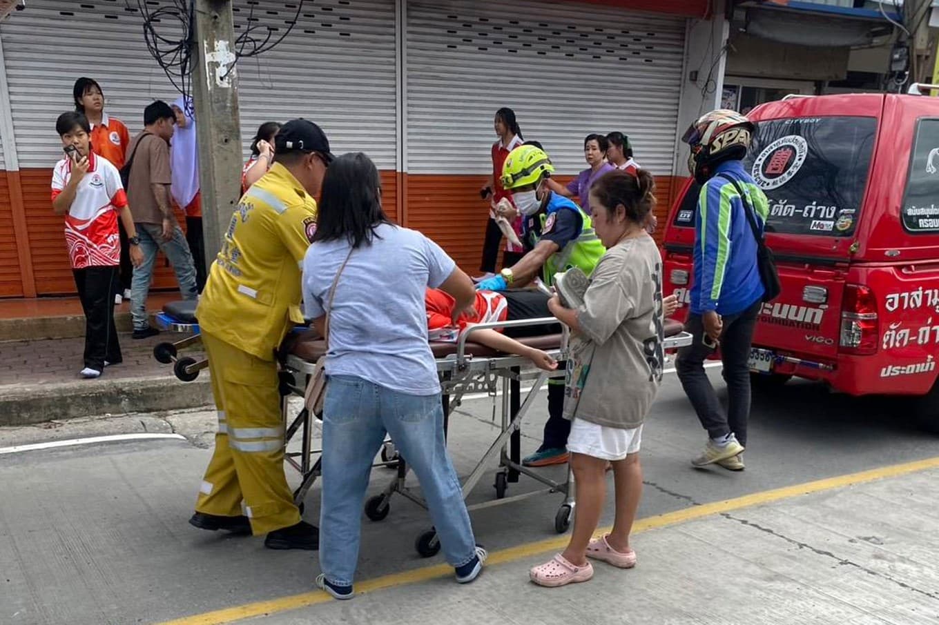 Räddningspådrag efter dådet. Foto: Por Tek Tueng Nonthaburi via AP/TT