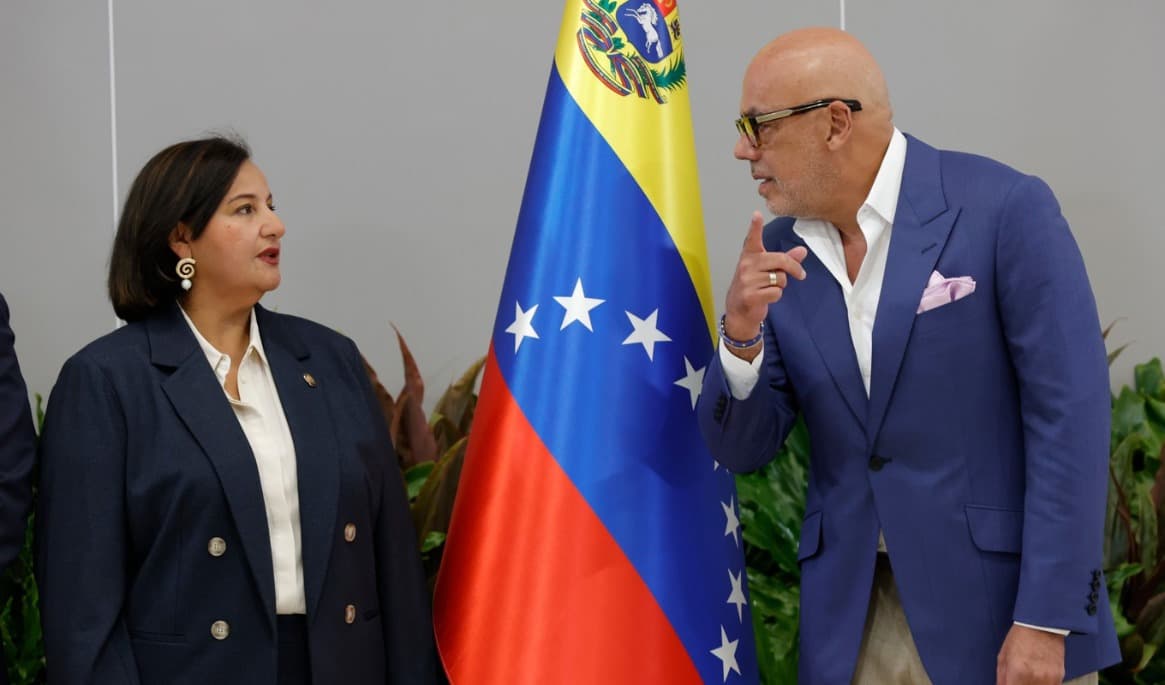 Oppositionspolitikern Dinorah Figuera och Nationalförsamlingens talman Jorge Rodríguez i Caracas när samtalen inleddes på torsdagen. Foto: Pedro Mattey/AP/TT