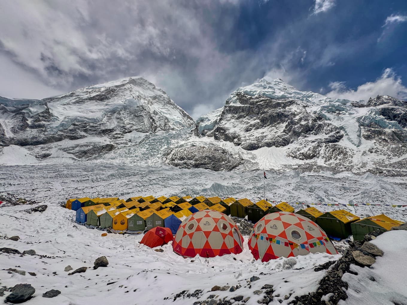 Tält vid baslägret på den nepalesiska sidan av Mount Everests topp. Arkivbild. Foto: Pasang Rinzee Sherpa /AP/TT