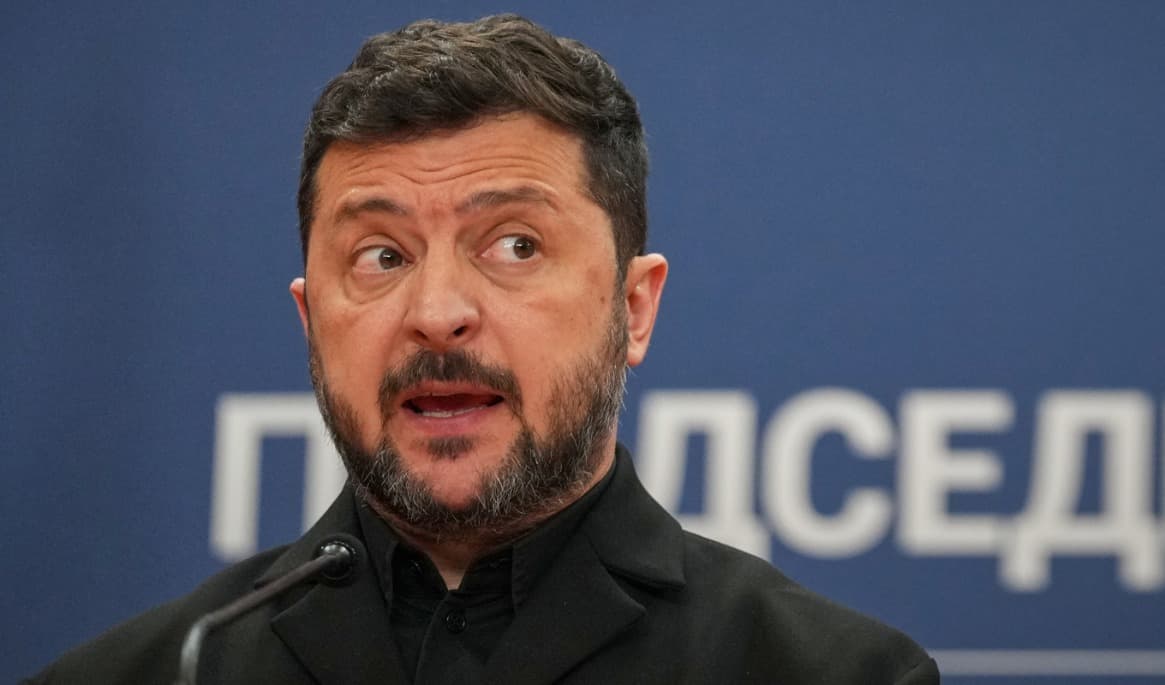 Ukrainas president Volodymyr Zelenskyj efterlyser med skydd från resten av världen efter en dödlig attack mot civila mål i Kiev. Foto: Darko Vojinovic /AP/TT