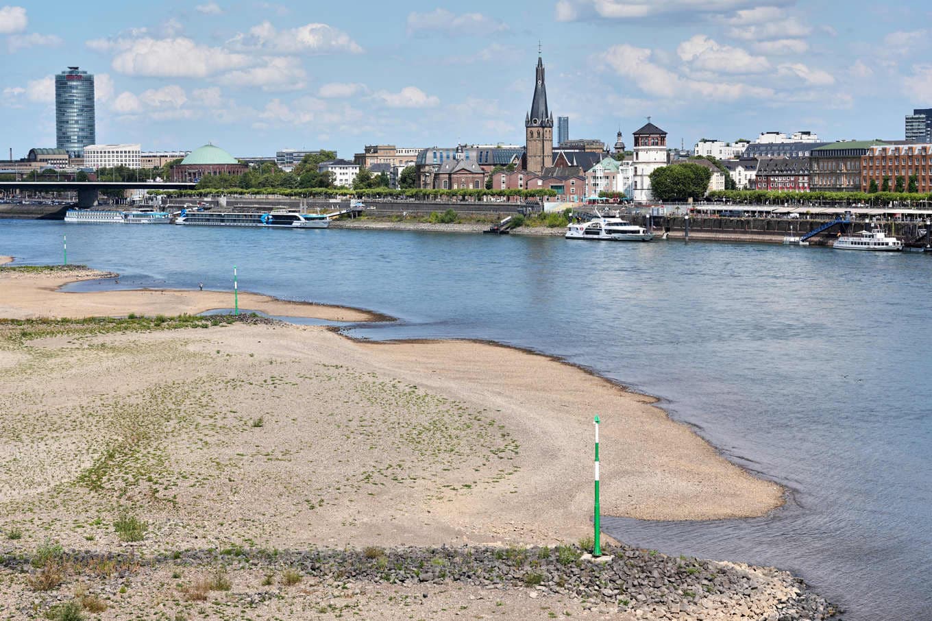 Värmen och torkan gör att vattennivåerna i floder som Rhen är exceptionellt låga i flera områden. På bilden tyska Düsseldorf i förra veckan. Foto: Martin Meissner/AP/TT