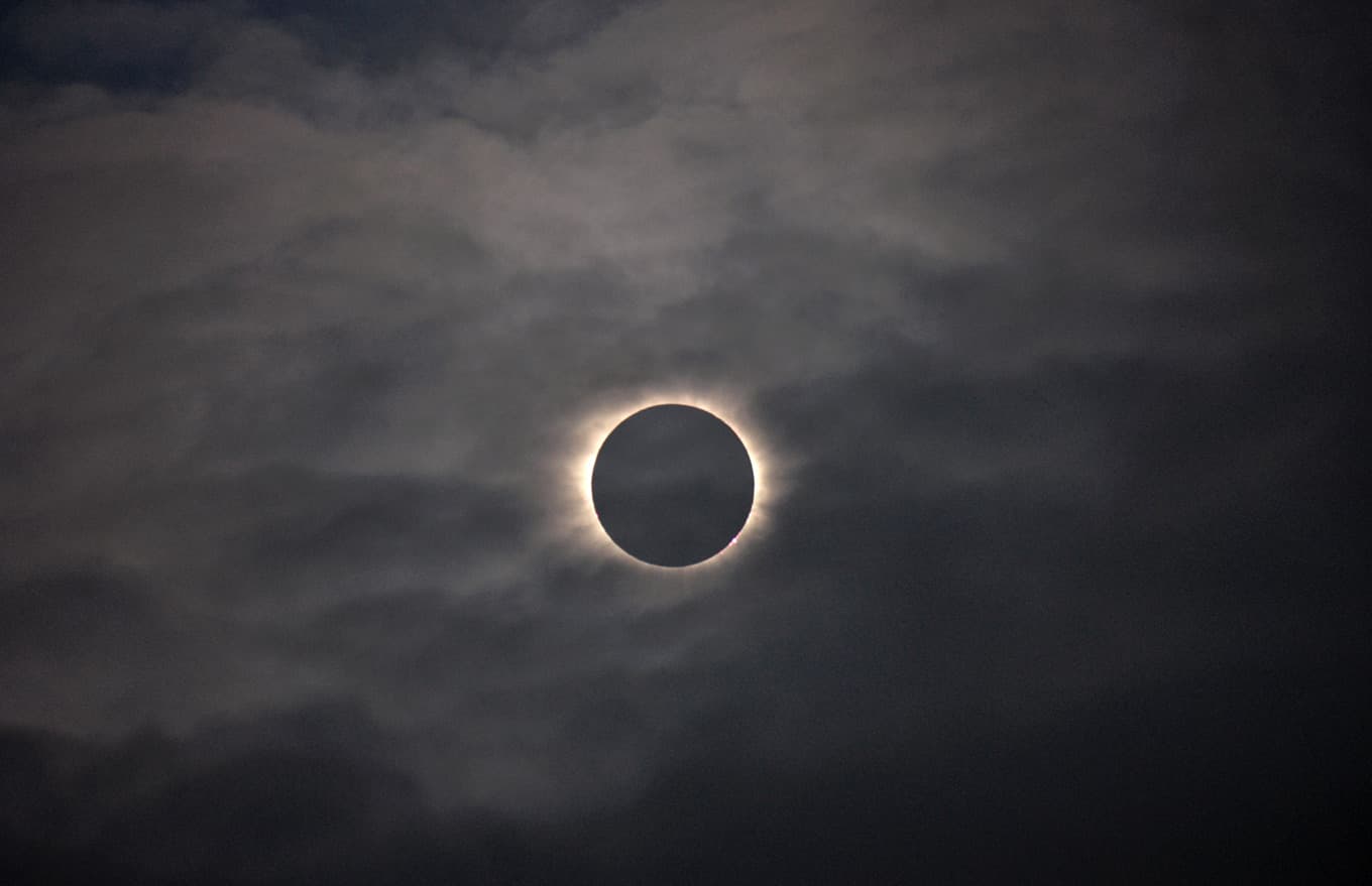 Vid en total solförmörkelse täcks hela solskivan av månen. Bild från en sådan på Färöarna 2015. Foto: Eric Adams/AP/TT