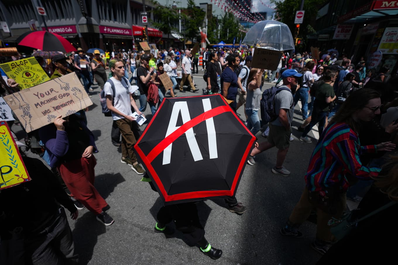 Demonstrationer i kanadensiska Vancouver tidigare i somras i protest mot öppnandet av ett AI-datacenter. Arkivbild. Foto: Darryl Dyck/AP/TT