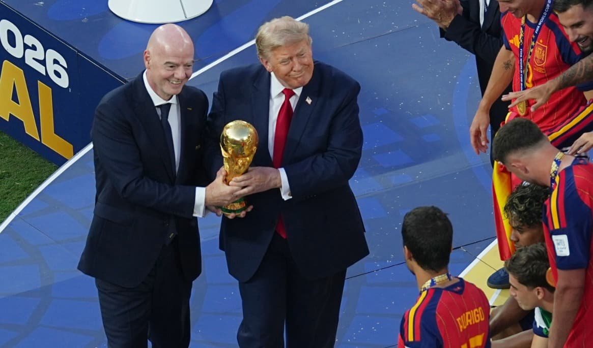 Gianni Infantino och Donald Trump med VM-pokalen efter finalen. Foto: Matt Rourke/AP/TT
