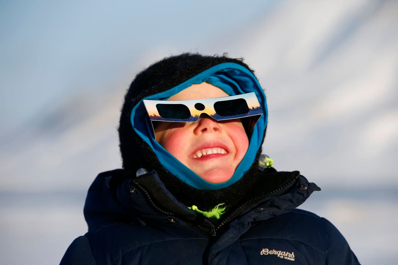 Med rätt typ av skyddsglasögon är det fritt fram att njuta av solförmörkelsen. Arkivbild. Foto: Håkon Mosvold Larsen/NTB/TT