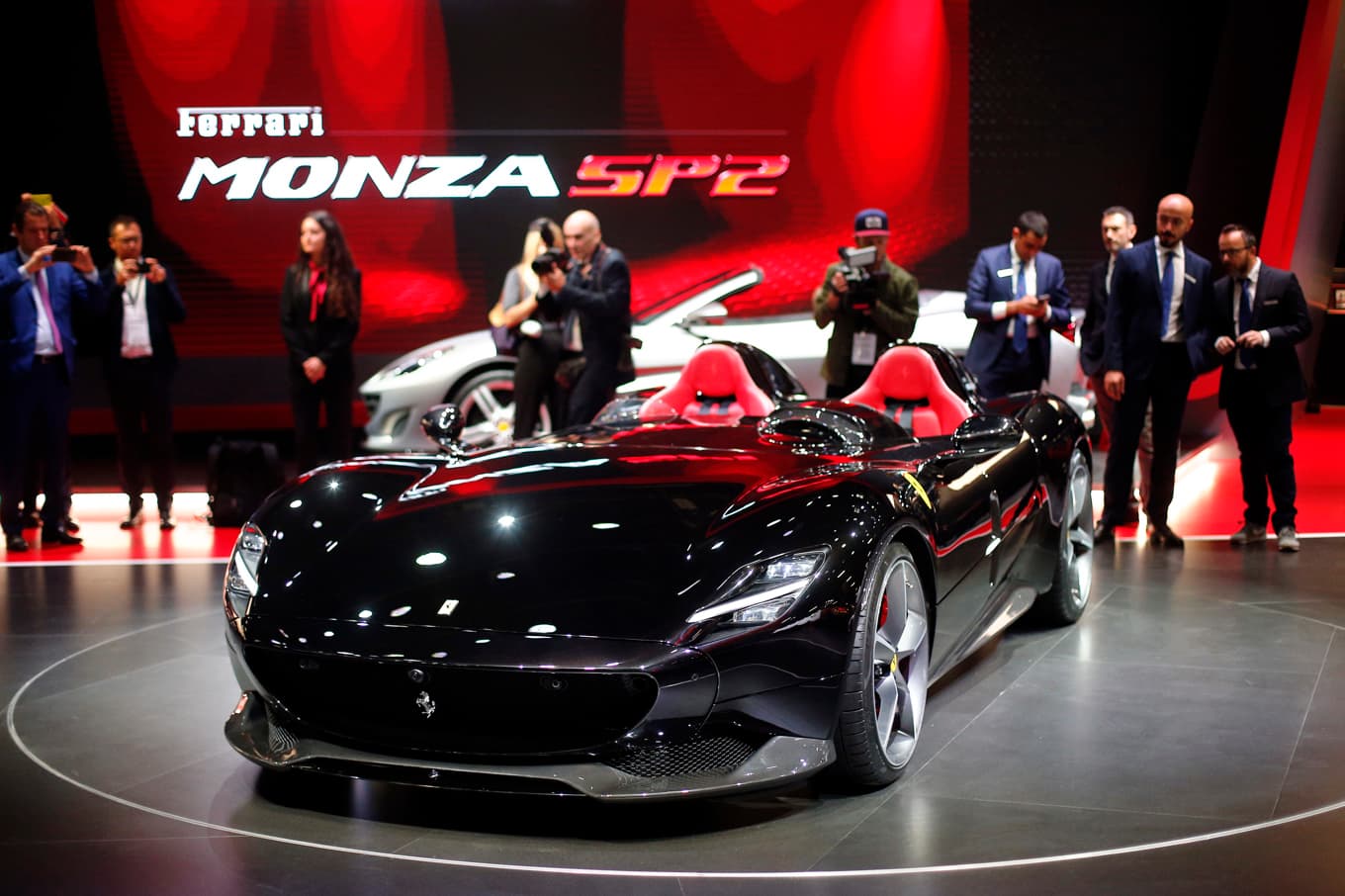 Ett exemplar av Ferrari Monza SP2 på bilmässan i Paris 2018. Foto: Thibault Camus/AP/TT