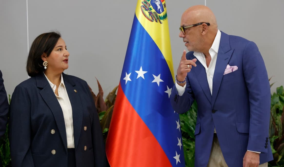 Oppositionsledare Dinorah Figuera samtal med talman Jorge Rodriguez tidigare i augusti. Foto: Pedro Mattey /AP/TT